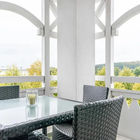 Schoene Mit Wanne Und Grossem Balkon In