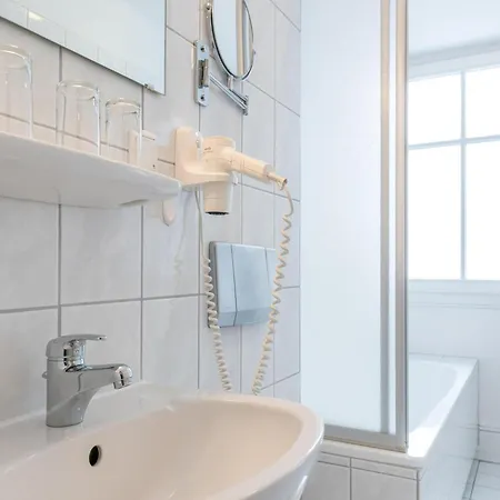 Schoene Mit Wanne Und Grossem Balkon In Lejlighed *